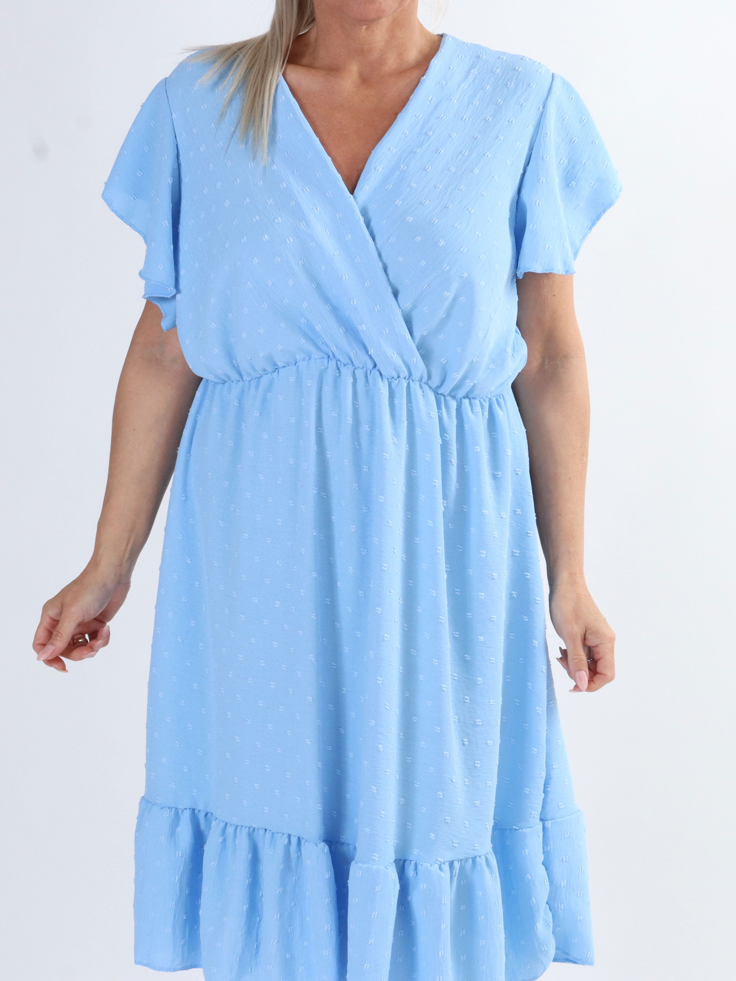 Vanilla - Plus size kjole med prikket detaljer og flæseærmer